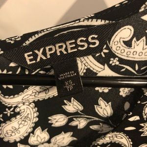 Express Tops - ➡️JUST ADDED⬅️ Express B&W Paisley Hi-Lo Top Express Tops - ➡️JUST ADDED⬅️ Express B&W Paisley Hi-Lo Top